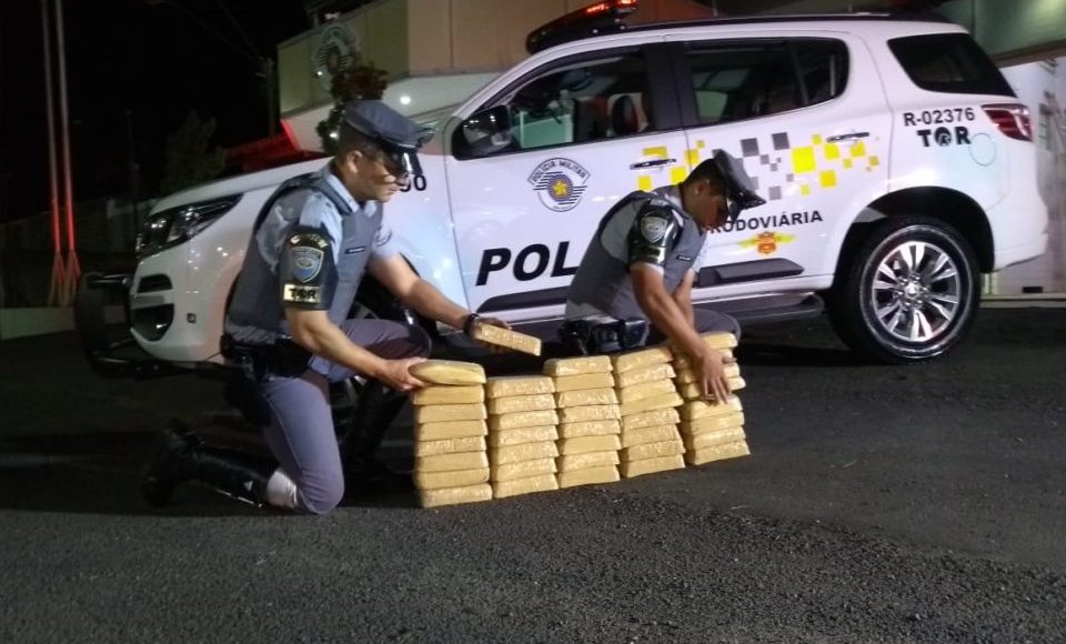 40 tijolos de pasta base de cocaína foram apreendidos (Foto: Divulgação)
