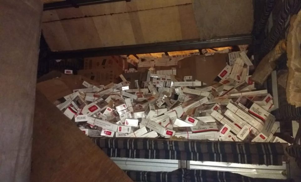 De acordo com a Polícia Rodoviária Estadual (PRE), o contrabando estava escondido em um fundo falso na carroceria do veículo que transportava sofás.