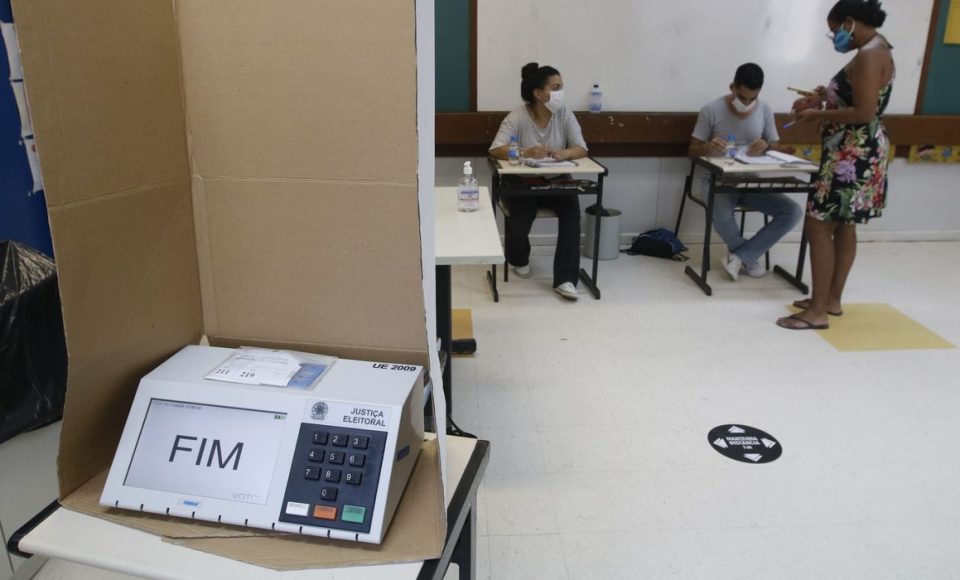 os moradores da Rocinha votam nas seções eleitorais