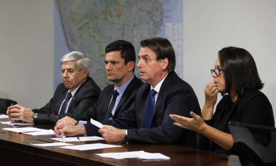 O presidente Jair Bolsonaro faz transmissão ao vivo ao lado dos ministros de Segurança Institucional (GSI), General Augusto Heleno, da Justiça e Segurança Pública, Sergio Moro, e da intérprete de libras, Elizângela Castelo Branco.