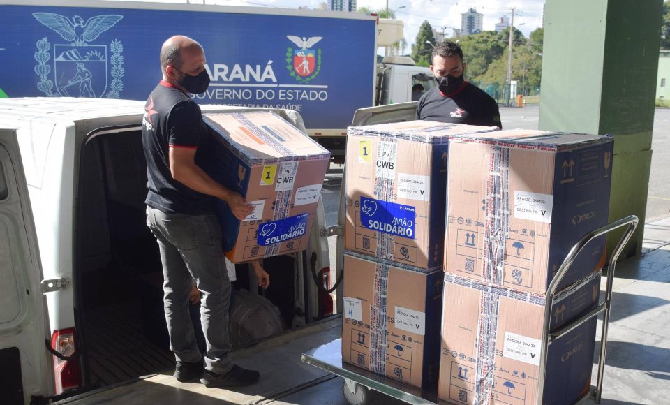 Mais uma leva de vacina Cominarty, produzida pela Pfizer/BioNTech, chegou ao Paraná nesta quinta-feira (3). O lote de 37.440 doses foi recebido às 13h20 no Aeroporto Internacional Afonso Pena, em São José dos Pinhais, na Região Metropolitana de Curitiba, e seguiu para conferência no Centro de Medicamentos do Paraná (Cemepar), onde chegou às 13h50.  -  Curitiba, 03/06/2021  -  Foto: Américo Antonio/SESA