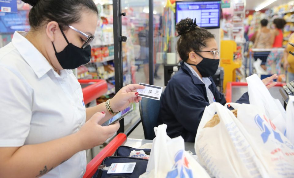 Utilizacao do Cartao Comida Boa  nesta terça-feira (12), em  Supermercado na cidade de Sarandi. O programa visa atender pessoas em vulnerabilidade social durante a Pandencia de Covid19.   12/05/2020 -  Foto: Geraldo Bubniak/AEN