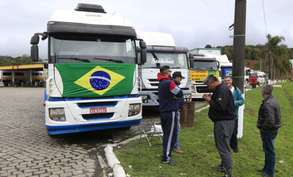 Dezenas de caminhoneiros participaram de ato, nesta segunda-feira, na BR-116 (Foto: Franklin de Freitas)