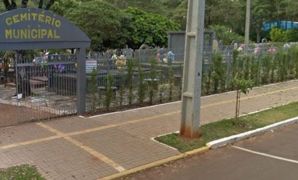 Justiça proibiu coveiro e filho dele de se aproximarem do cemitério — Foto: Reprodução/PMTR