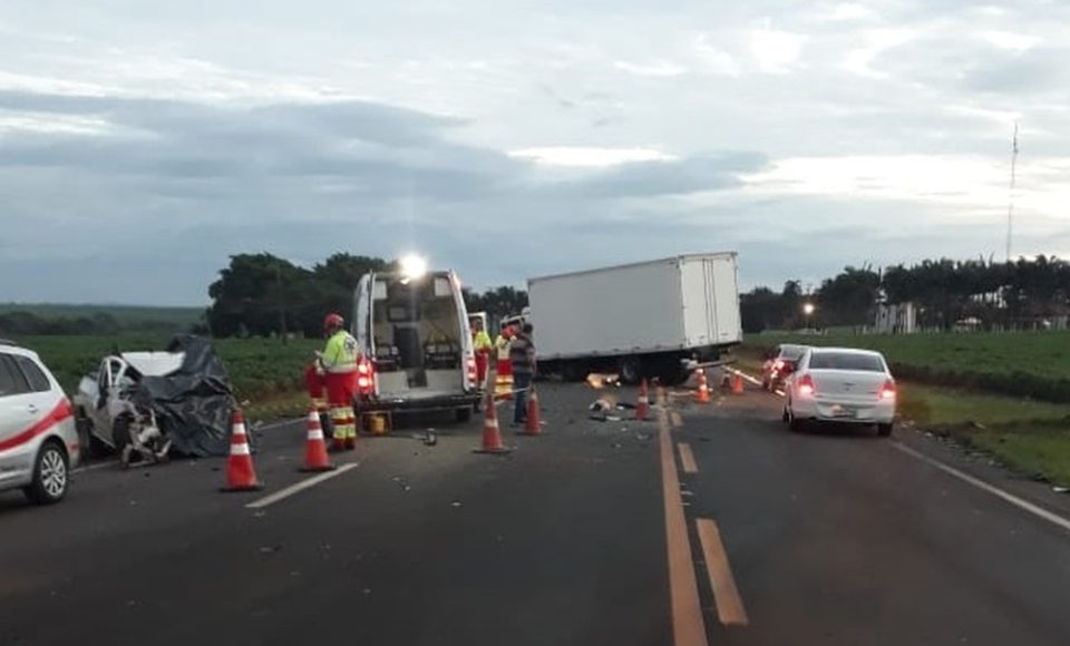 Motorista perdeu o controle e invadiu a pista contrária na PR-323, em Sertanópolis. — Foto: Imagens cedidas/Reginaldo Tinti