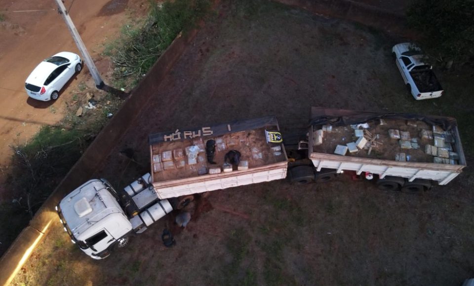 Carga estava escondida em camada fina de soja e foi apreendida em Deodápolis (MS) — Foto: PMR/Divulgação