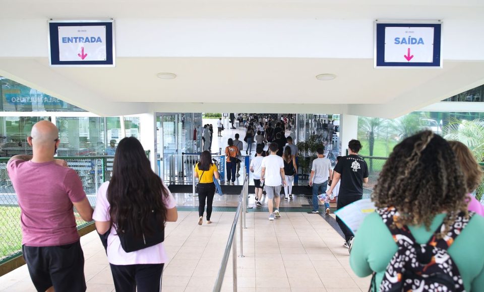 Participantes do Exame Nacional do Ensino Médio (Enem) 2021 fazem, neste domingo (28), segundo dia de avaliação, provas de matemática e de ciência da natureza.