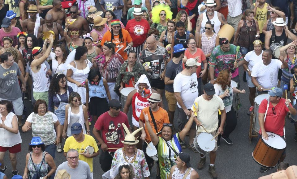 Brasília - Tradicional bloco de carnaval de Brasília, o Pacotão desfila pelas ruas da capital (Valter Campanato/Agência Brasil)