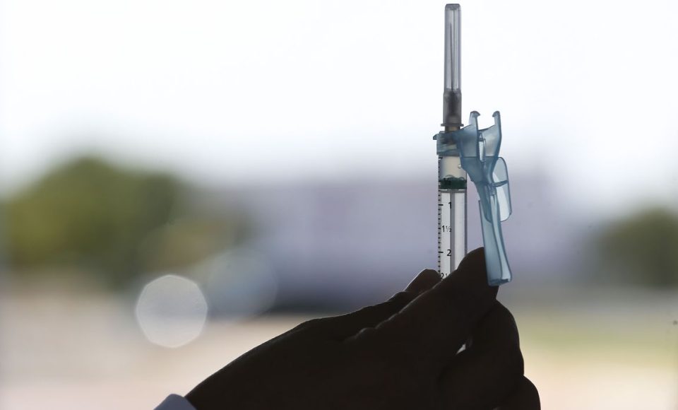 O Distrito Federal começou a vacinar pessoas com 49 anos a partir de hoje. A vacinação contra a Covid-19 começou no dia 19 de janeiro e o DF já  recebeu 1.455.070 doses de imunizantes.