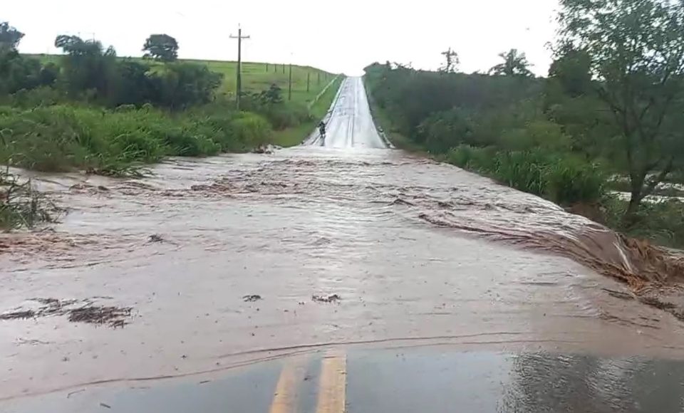 Cheia de rio atinge rodovia entre Douradina e Ivaté