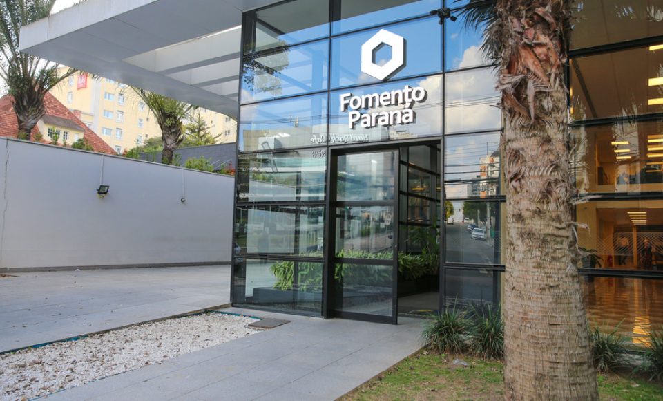 Atendimento na sede da Fomento Paraná em Curitiba. Foto: Geraldo Bubniak/AEN