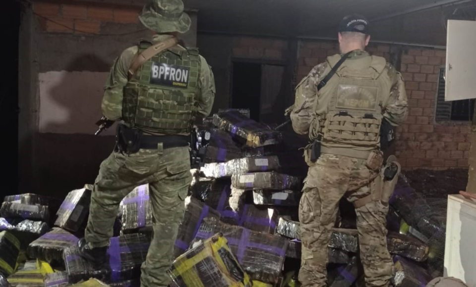 BPFRON e Polícia Federal apreendem 2,8 toneladas de drogas em Santa Helena-PR -