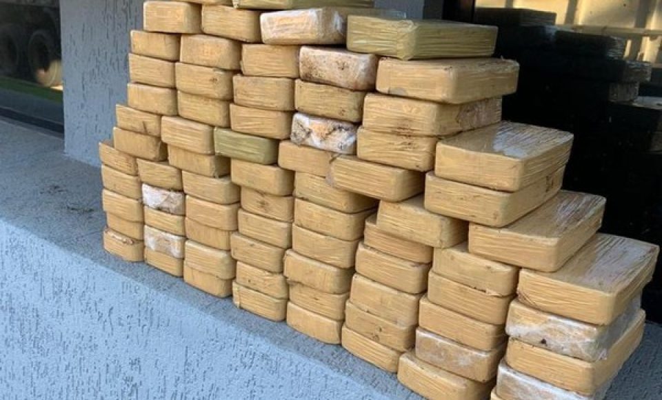 Drogas foram encontradas em fundo falso de caminhão — Foto: Polícia Federal/Divulgação