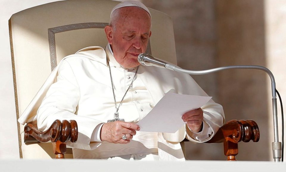 O Papa Francisco participa da audiência geral semanal no Vaticano,