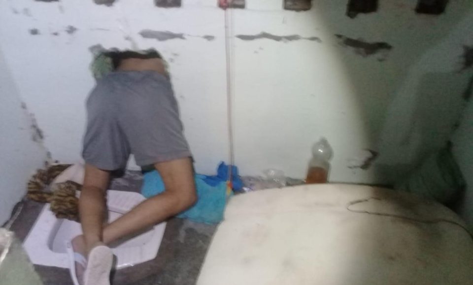 Homem ficou preso em buraco ao tentar escapar da Penitenciária Estadual de Cruzeiro do Oeste — Foto: Corpo de Bombeiros/Divulgação