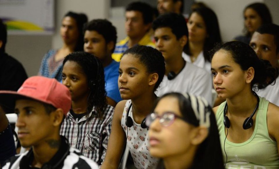 Rio de Janeiro - Jovens de comunidades participam do projeto Agentes de Promoção da Acessibilidade, da ONG Escola de Gente, onde recebem noções de Libras, audiodescrição e legislação inclusiva (Fernando Frazão/Agência Brasil)