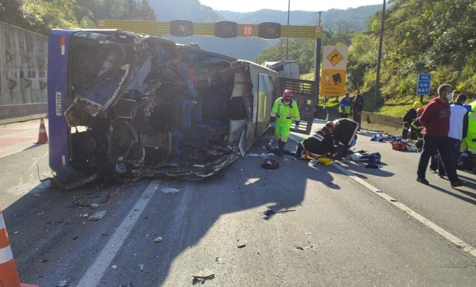 Ônibus tombou na BR-376, em Guaratuba — Foto: Divulgação/PRF