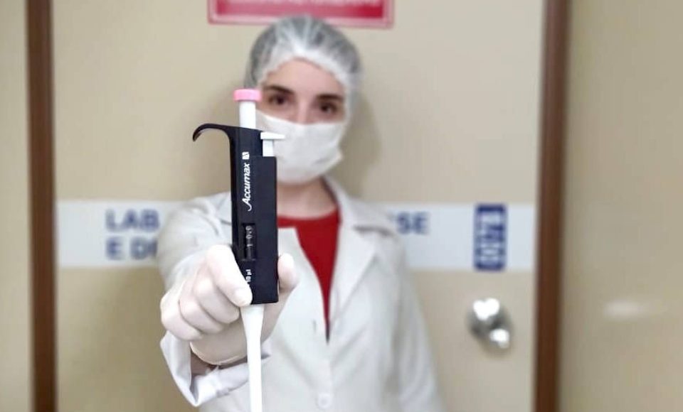 A Universidade Estadual de Maringá (UEM) está desenvolvendo um estudo inédito sobre novos tratamentos para a toxoplasmose, popularmente conhecida como doença do gato. Não contagiosa, a infecção é adquirida pela ingestão de água ou alimentos contaminados pelo protozoário Toxoplasma gondii.  - Foto: UEM