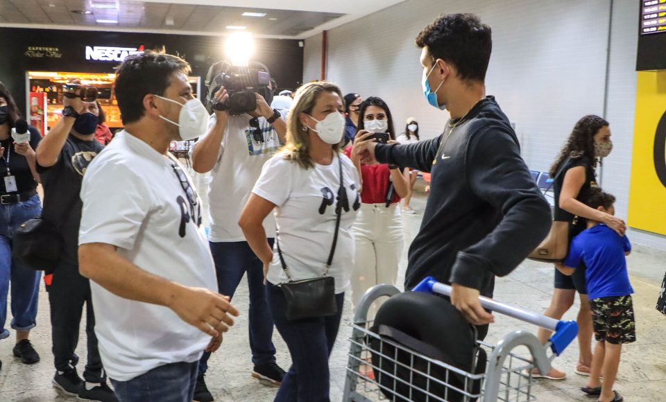 Repatriado da Ucrânia - Murilo Koefendee Maia, jogador de futebol,  com a mãe Angélica Maia e o pai 
Juarez Maia - Curitiba, 11/03/2022