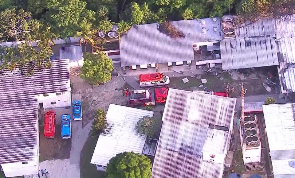 Veículos dos bombeiros no CT do Flamengo — Foto: Reprodução/TV Globo