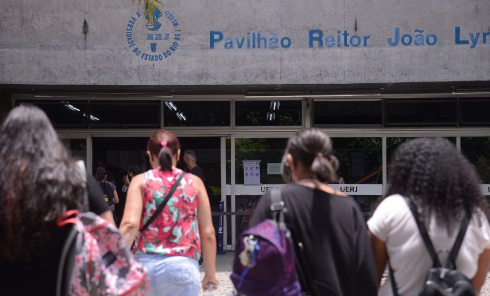 Estudantes chegam para o segundo dia do Exame Nacional do Ensino Médio (Enem) 2020, na Universidade Estadual do Rio de Janeiro(UERJ).