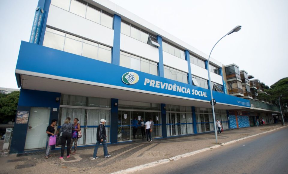 Servidores do Instituto Nacional do Seguro Social (INSS) entraram em greve por tempo indeterminado. Eles reivindicam reajuste salarial de 27,5% e melhores condições de trabalho (Marcelo Camargo/Agência Brasil)