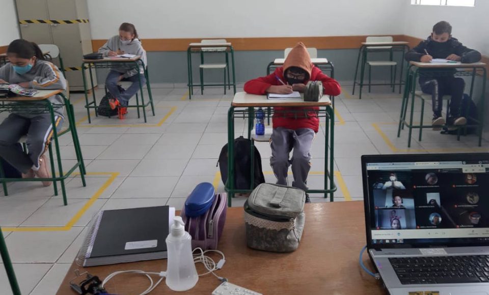 A Seed-PR (Secretaria de Estado da Educação e do Esporte) prepara para a próxima segunda-feira (24) a segunda rodada de abertura gradual dos colégios estaduais. Devem retornar às atividades presenciais no modelo híbrido mais de 600 escolas de 31 dos 32 NREs (Núcleos Regionais de Educação), elevando a abertura para aproximadamente 40% das instituições da rede estadual de ensino.  -  Curitiba, 21/05/2021  -  Foto: SEED