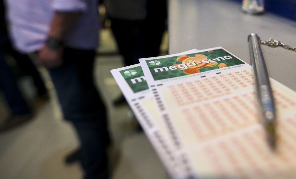 Apostadores fazem fila em casa lotérica. A Caixa Econômica Federal sorteia hoje (08) as seis dezenas do concurso 2.149 da Mega-Sena acumulada, que deve pagar um prêmio de R$ 170 milhões.