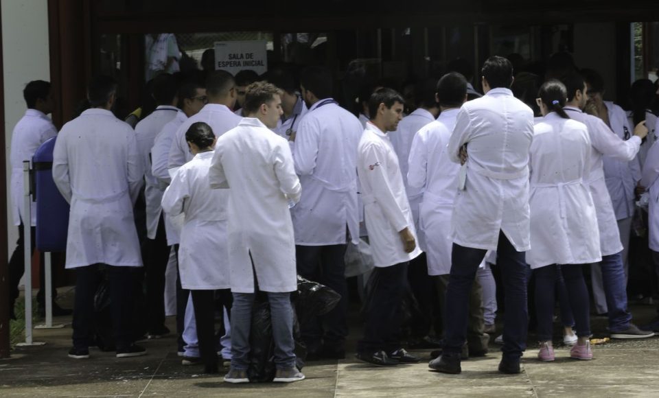 Médicos estrangeiros e brasileiros que se graduaram em outro país, fazem a segunda etapa da edição 2017 do Exame Nacional de Revalidação de Diplomas Médicos Expedidos por Instituições de Educação Superior Estrangeira (Revalida).