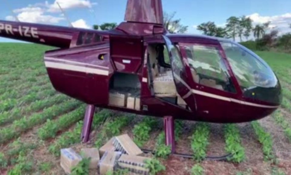 Helicóptero com 430 kg de cocaína foi apreendido na área rural de Corumbataí do Sul, na sexta (20) — Foto: PF/Divulgação