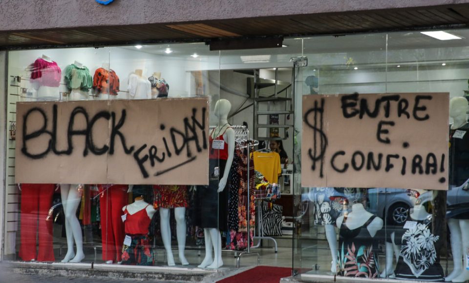 Procon-PR fiscalia promoções. A data mais esperada do ano para os consumidores que querem comprar produtos com preços mais acessíveis, conhecida como “Black Friday”, acontecerá oficialmente no dia 29 de novembro, sexta-feira.  29/11/2019  -  Foto: Geraldo Bubniak/AEN