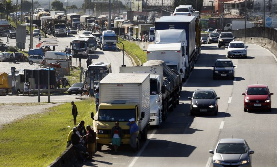 Caminhoneiros fazem paralização na BR 101, Niterói-Manilha, na altura de Itaboraí, no Rio de Janeiro.