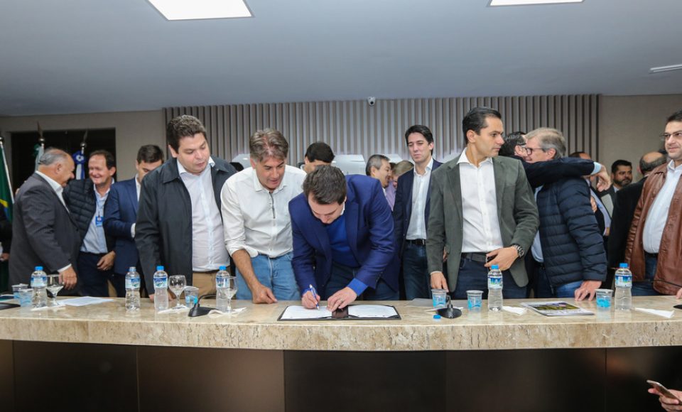 O governador Carlos Massa Ratinho Junior se reúne com prefeitos na sede da Associação dos Municípios do Oeste do Paraná (Amop) em Cascavel nesta sexta-feira (24),  para confirmar recursos do Estado para investimentos nos municípios. No mesmo encontro são anunciados investimentos que a Copel fará na região Oeste nos próximos três anos.   Cascavel, 24/05/2019 -  Foto: Geraldo Bubniak/ANPr