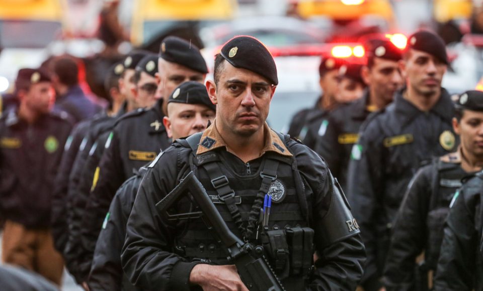 A Polícia Militar do Paraná (PM-PR) iniciou uma mega-operação (Operação 100) em Curitiba  e Região Metropolitana nesta sexta-feira (2). São 165 viaturas, 550 policiais militares de todos os batalhões espalhados pelos municípios com auxílio de motocicletas, cães, cavalos e helicóptero.  Curitiba, 02/08/2019 -  Foto: Geraldo Bubniak/ANPr