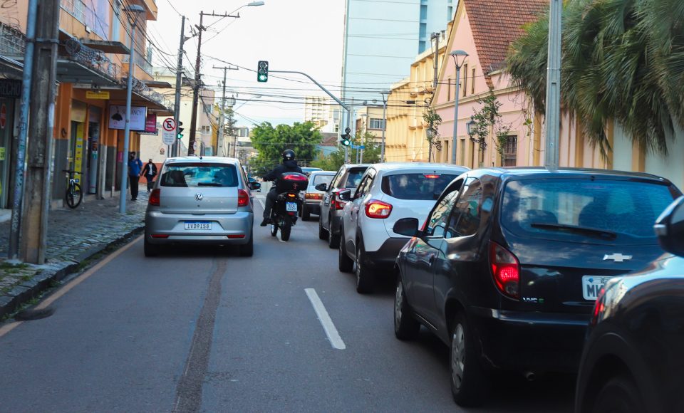 Movimentacao de transito no centro de Curitiba - IPVA - Foto: Geraldo Bubniak./AEN