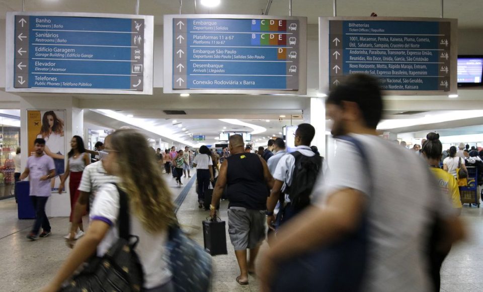 Rio de Janeiro - Movimentação de passageiros na Rodoviária do Rio. Mais de 520 mil passageiros devem utilizar a rodoviária para viajar no próximo feriado de Carnaval. (Foto:Tânia Rêgo/Agência Brasil)