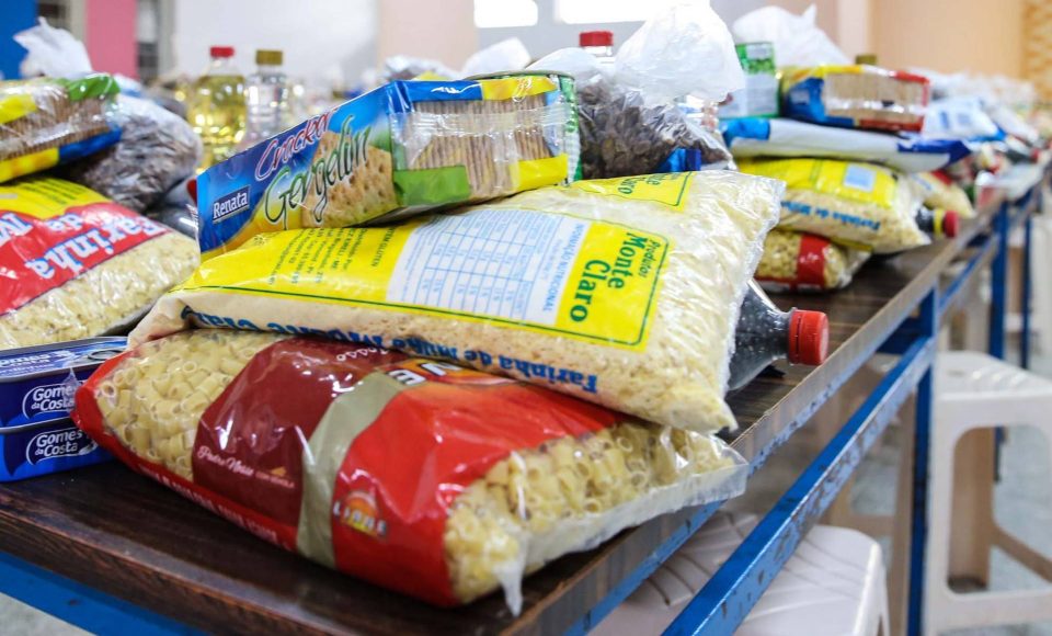 Kits de merenda separados no  Colégio Estadual Professora Luiza Ross  no boqueirão em Curitiba. 
Servidores das escolas em todo o Paraná e voluntários trabalham na organização dos alimentos e montagem dos kits, para fazer a entrega dos alimentos que compõem a merenda escolar para estudantes inscritos no programa Bolsa Família e/ou em situação de vulnerabilidade.  Curitiba, 25/03/2020 - Foto: Geraldo Bubniak/AEN
