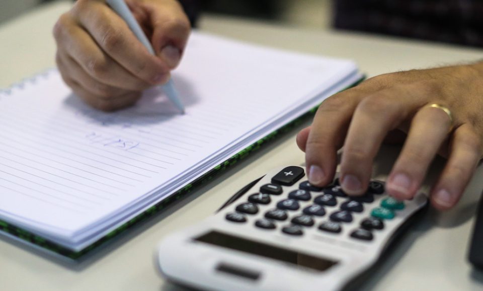 Refis tem novo prazo para adesão. Contribuintes com débitos em atraso de ICMS e dívidas ativas não tributárias ganharam novo prazo para saldar suas dívidas e ficar em dia com a Receita Estadual do Paraná.  18/10/2019  -  Foto: Geraldo Bubniak/AEN
