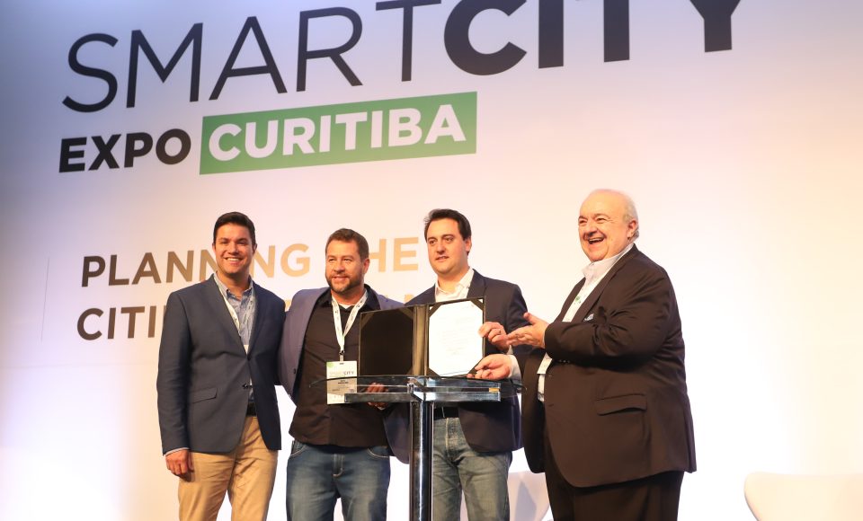 O governador Carlos Massa Ratinho Junior assinou nesta quinta-feira (21), durante o evento internacional Smart City Expo Curitiba, um projeto de lei propondo zerar a alíquota de IPVA de veículos elétricos, que hoje é de 3,5%. Ele também vai apresentar uma proposta de convênio ao Conselho Nacional de Política Fazendária (Confaz) para que o Estado também possa isentar o ICMS para a aquisição desses veículos.  -  Curitiba, 21/03/2019  -  Foto: Rodrigo Félix Leal/ANPr