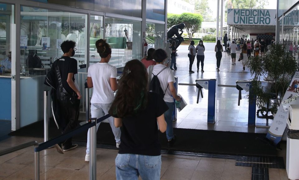 Participantes do Exame Nacional do Ensino Médio (Enem) 2021 fazem, neste domingo (28), segundo dia de avaliação, provas de matemática e de ciência da natureza.