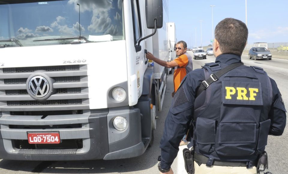 A Polícia Rodoviária Federal  (PRF) determinou aos caminhoneiros que estão parados no acostamento da BR-040, em frente à Refinaria Duque de Caxias (Reduc), que retirem os caminhões.