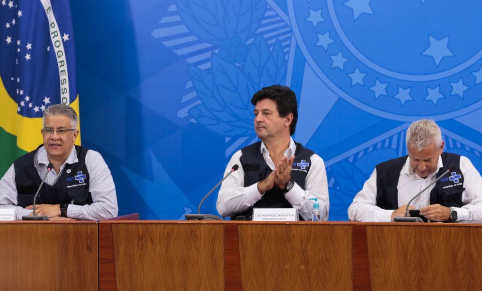 O secretário de Vigilância em Saúde, Wanderson Kleber de Oliveira, o ministro da Saúde, Luiz Henrique Mandetta,e o secretário-executivo do Ministério da Saúde, João Gabbardo dos Reis, durante a coletiva de imprensa sobre à infecção pelo novo coronavírus