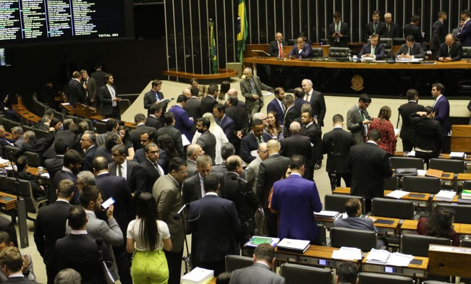 O Plenário da Câmara dos Deputados, começa a votar os destaques da Medida Provisória 881/19, que estabelece garantias para a atividade econômica de livre mercado, impõe restrições ao poder regulatório do Estado, cria direitos de liberdade econômica e regula a atuação do Fisco federal.