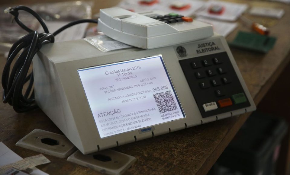 O Tribunal Regional Eleitoral do Distrito Federal (TRE-DF) realiza hoje (19) as cerimônias de carga e lacração das 680 urnas eletrônicas que irão para o exterior para serem utilizadas na eleição para presidente da República