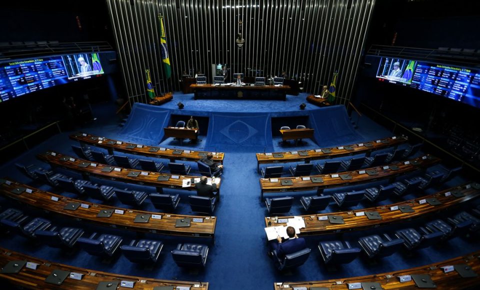 Sessão esvaziada no plenário do Senado.