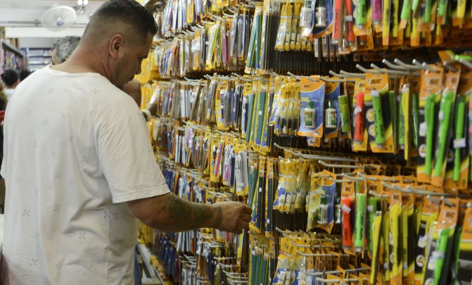 Venda a varejo de material escolar em lojas da 25 de Março, região central.