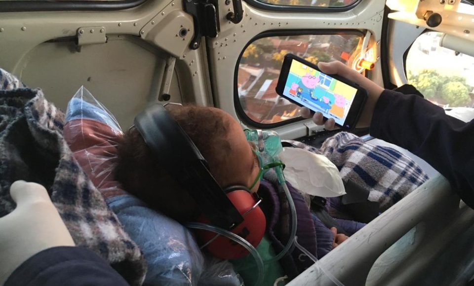 Bebê assistiu desenho enquanto era transportado de helicóptero para hospital de Sarandi — Foto: Samu/Divulgação
