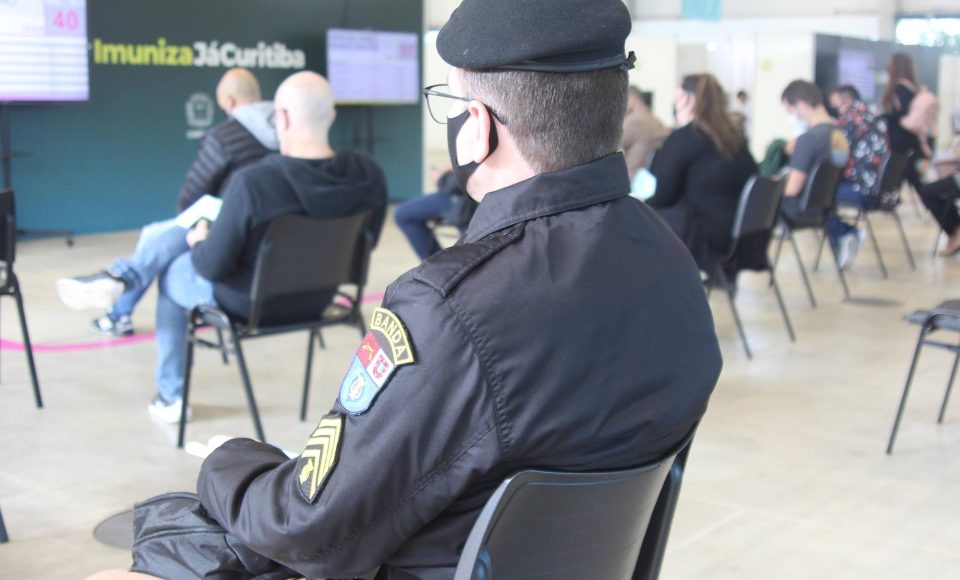 As forças policiais da Secretaria de Estado da Segurança Pública (Sesp) continuam sendo vacinadas contra a Covid 19 nas cidades sedes de regionais de saúde do estado. A distribuição das doses segue os critérios e cronograma estabelecidos pela Secretaria de Estado da Saúde (Sesa), a partir dos lotes recebidos do Ministério da Saúde e a aplicação é feita pelas equipes municipais de Saúde.  -  Curitiba, 08/06/2021  -  Foto: SESP/PR