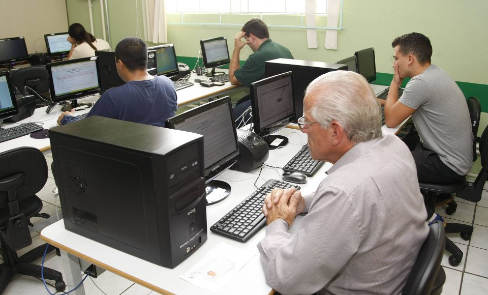 Prova online - Exames da Educação de Jovens e Adultos (EJA) Online, da Secretaria da Educação.  -  Foto: Hedeson Alves/Arquivo SEED