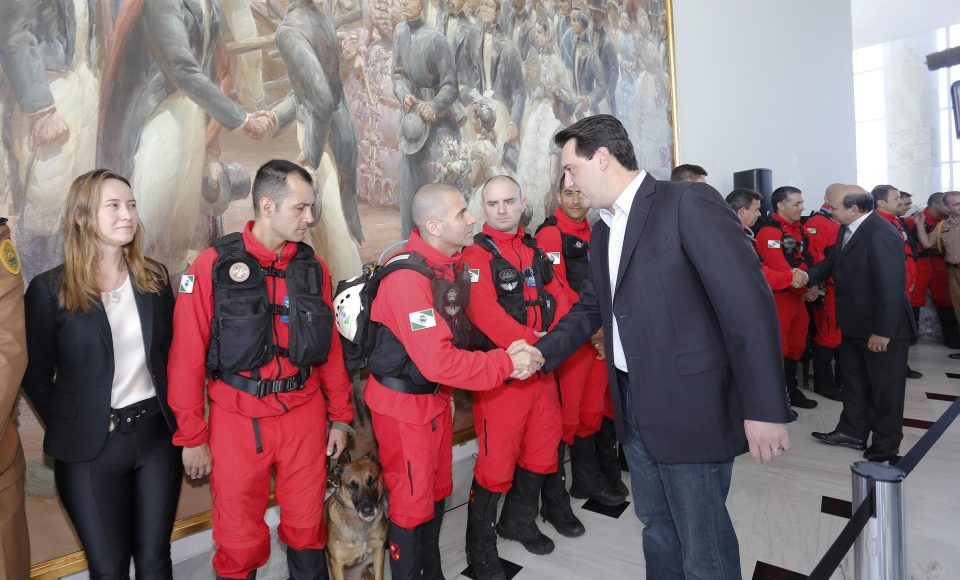 O governador Carlos Massa Ratinho Junior homenageou, nesta segunda-feira (1/4) bombeiros do Estado e profissionais de outras áreas enviados pelo Paraná para apoio aos trabalhos em Brumadinho (MG), após o rompimento da barragem da Mina do Feijão. 
Curitiba, 01-04-19.
Foto: Arnaldo Alves / ANPr.